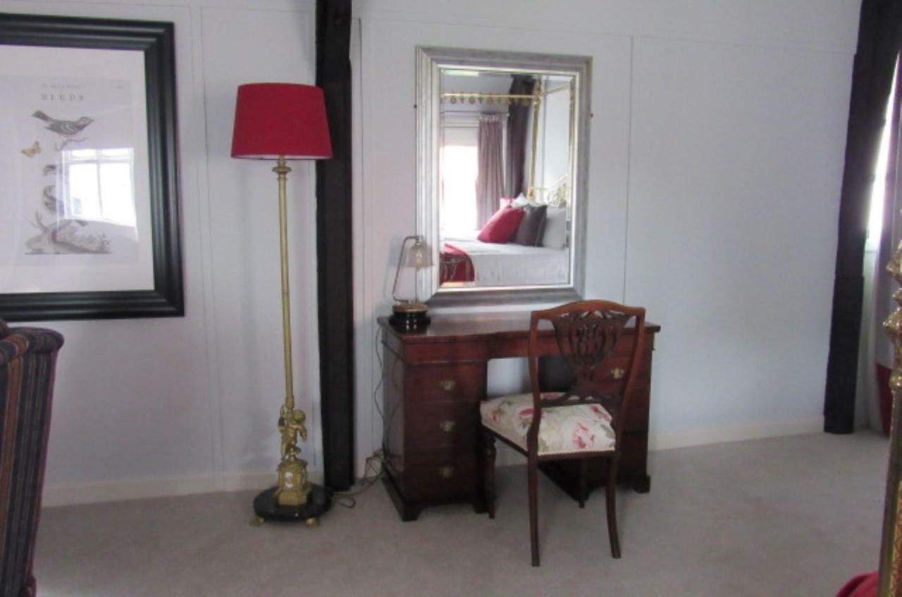 The Old Vicarage Hotel & Restaurant Bridgwater Zewnętrze zdjęcie A dressing table