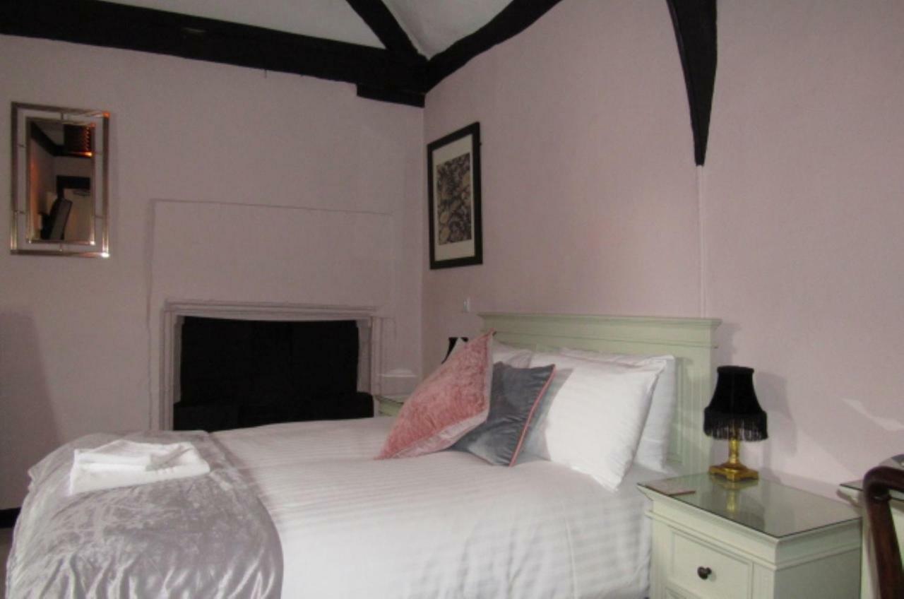 The Old Vicarage Hotel & Restaurant Bridgwater Zewnętrze zdjęcie A bedroom at the Old Mill